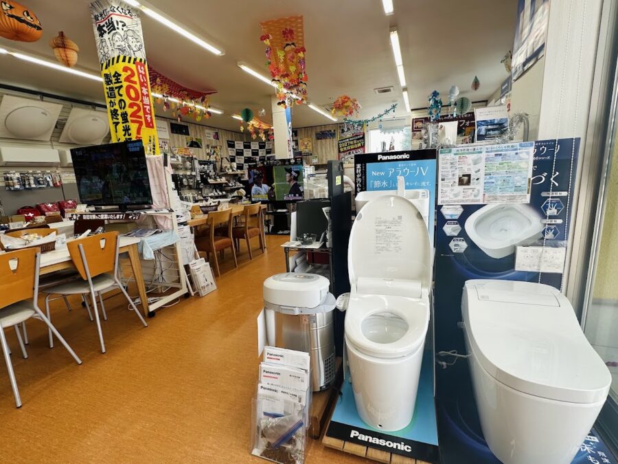 店内入口から店舗内の様子、秋の装飾